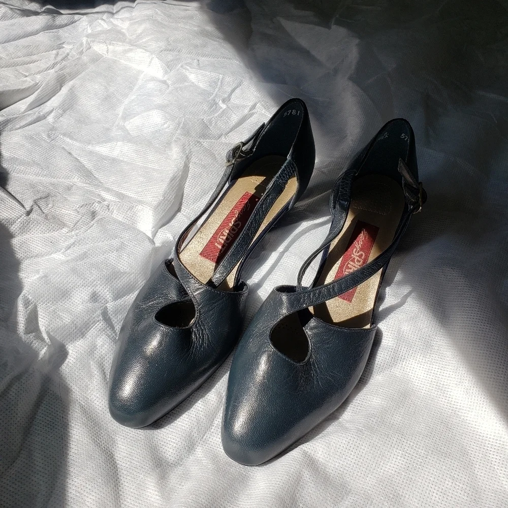 Easy Spirit Blue Almond Toe Block Heel Women's Dress Shoes Size 5 1/2 NWOT